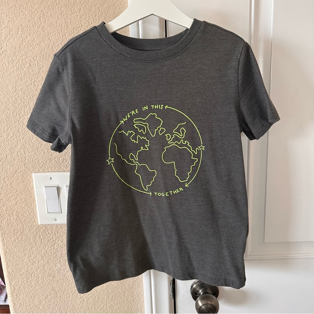 Cat & Jack World Dark Gray Glow in the Dark Short-Sleeved T-shirt Size S (6/7)